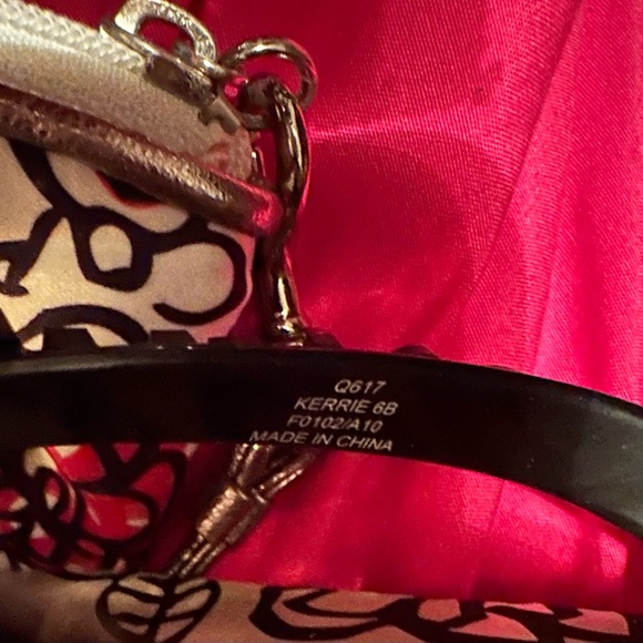 Coach Flops w/matching Wristlet in new condition. - Picture 2 of 8